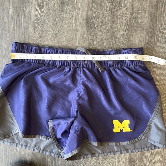 Size medium 8/10 Michigan running shorts - Picture 2 of 9